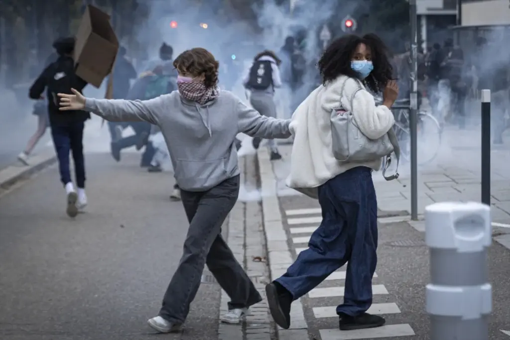 Archivo - Dos jóvenes en las manifestaciones contra la situación del sistema educativo francés, en Alsacia, - PsnewZ / Zuma Press / Europa Press