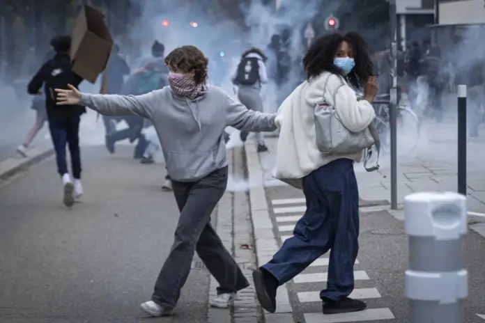 Archivo - Dos jóvenes en las manifestaciones contra la situación del sistema educativo francés, en Alsacia, - PsnewZ / Zuma Press / Europa Press
