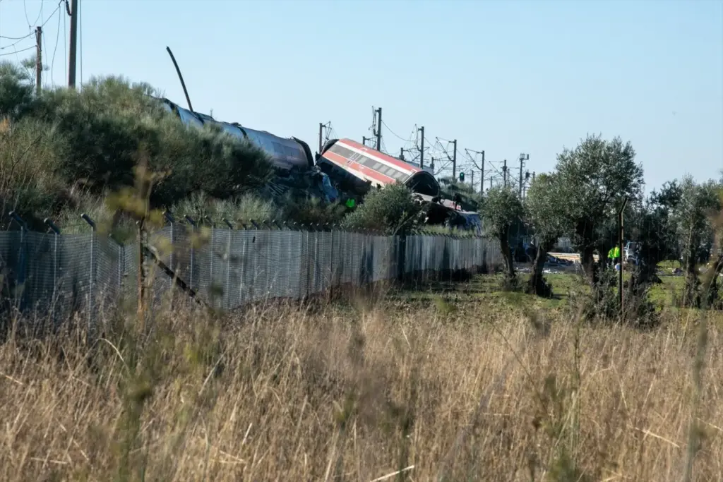Uno de los trenes accidentados, a 28 de octubre de 2026, en Urda, Toledo, Castilla-La Mancha (España). Dos trenes han colisionado en la mañana de este miércoles, 28 de octubre, en la estación de la localidad toledana de Urda. En el lugar están trabajando bomberos de los parques de Alcázar de San Juan y Orgaz, Protección Civil de varios pueblos de los alrededores, tres helicópteros sanitarios y dos UVI.