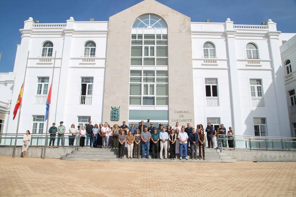 Minuto de silencio en el Cabildo de Lanzarote. Imagen Alfonso Zavala. Cabildo de Lanzarote y La Graciosa