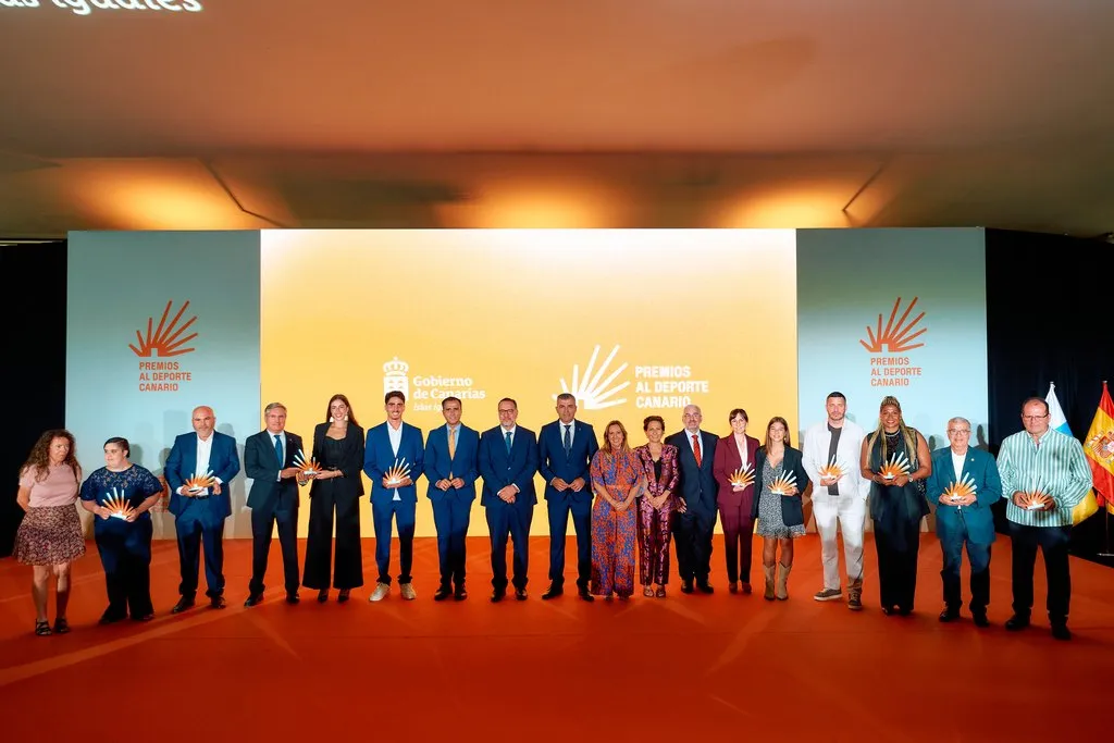Foto de familia de los galardonados con los Premios al Deporte Canario 2026 / Consejería de deportes del Gobierno de Canarias / Archivo