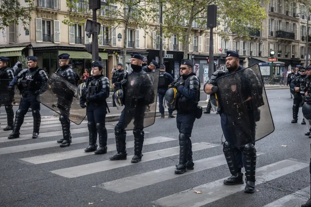Francia detiene a 135 personas en una nueva jornada de protestas con 35.000 manifestantes