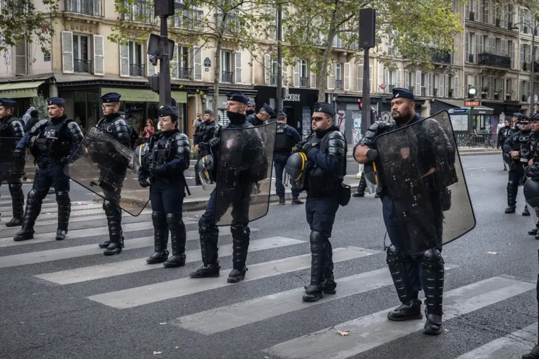 Francia detiene a 135 personas en una nueva jornada de protestas con 35.000 manifestantes