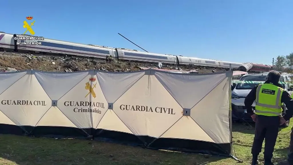 Guardia Civil en el lugar del siniestro mientras los servicios de emergencia continúan este jueves con los trabajos de rescate de los dos trenes accidentados de Urda (Toledo).