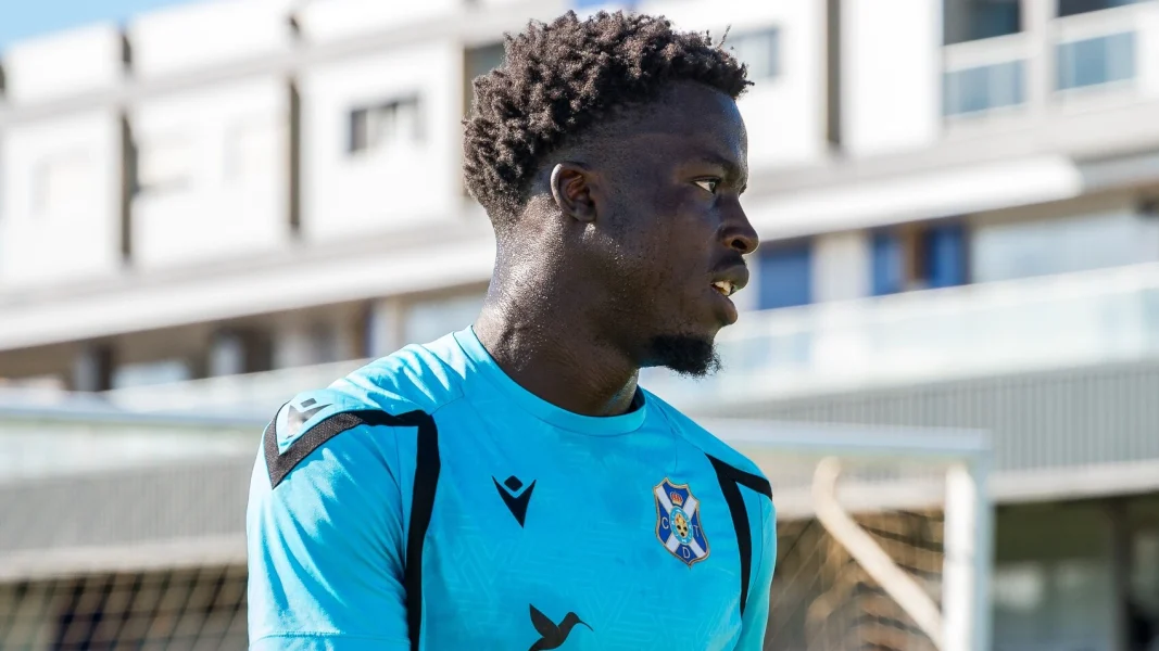 Para Gomis adaptarse al estilo de juego del Tenerife "está siendo un proceso positivo, aunque requiere ajustes respecto al fútbol al que estaba acostumbrado en Alemania"