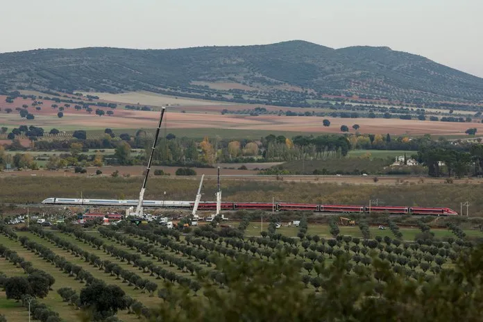 Grúas prestan asistencia a los servicios de emergencia en el lugar del accidente