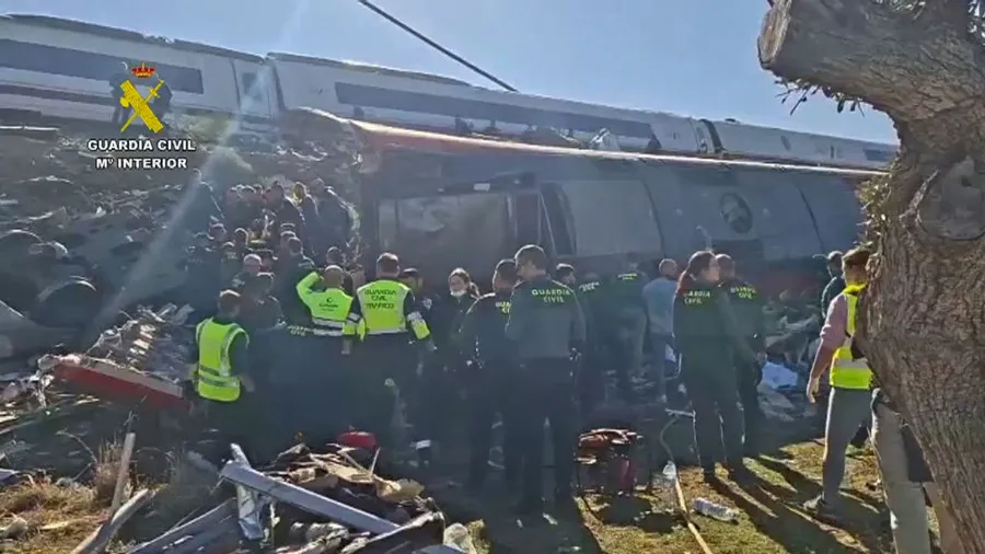 Guardia Civil en accidente trenes Toledo. Efe