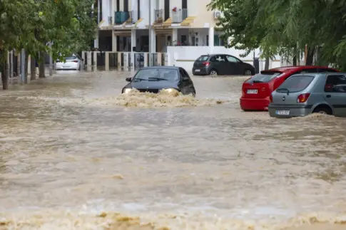 Una veintena de rescatados y más de 400.000 alumnos sin clase por las fuertes lluvias