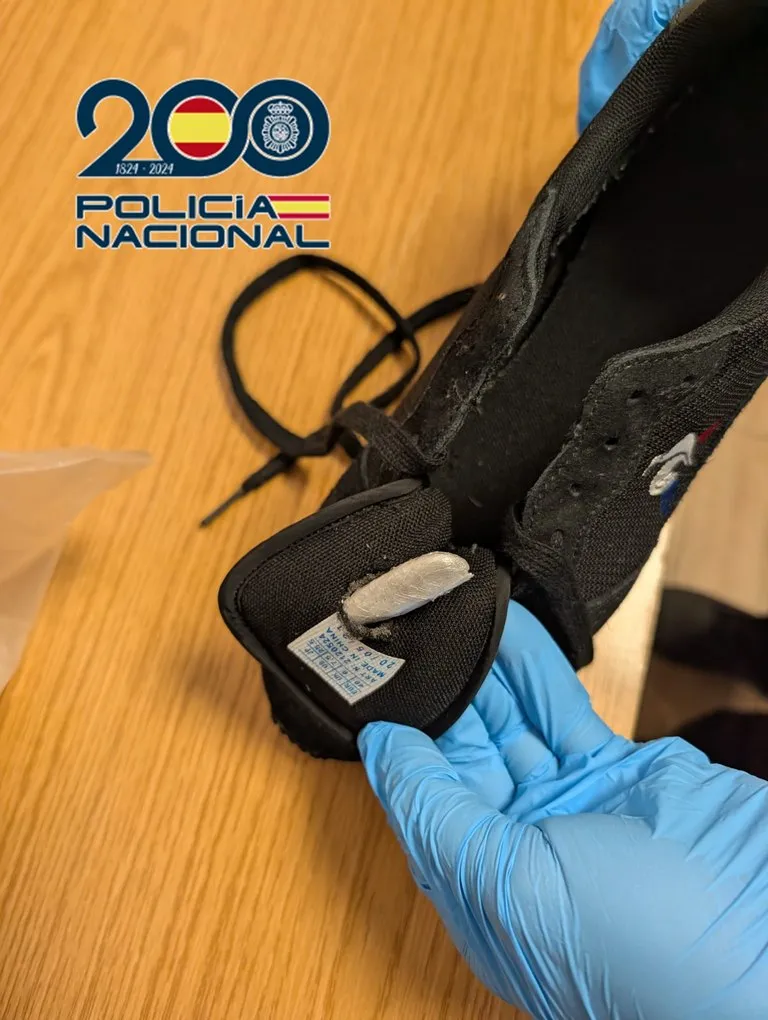 Interceptan heroína y cocaína ocultas en unas zapatillas destinadas a la prisión Las Palmas I