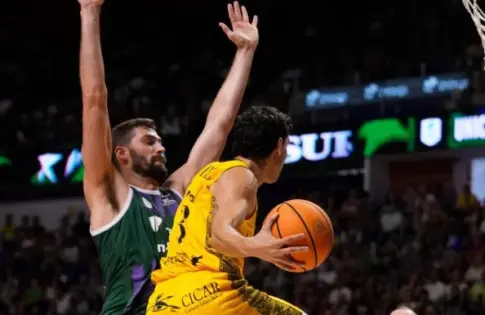 75-80 | La Laguna Tenerife vence al Unicaja y frustra el debut liguero de Vidorreta