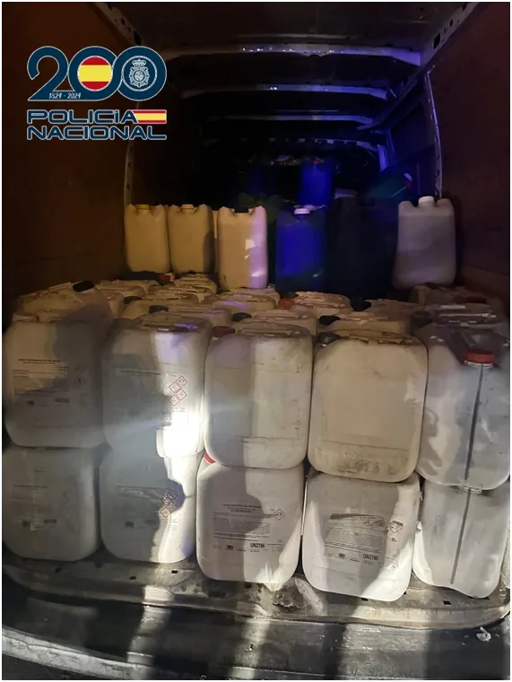 La Policía Nacional detiene a un hombre tras localizar más de 3.000 litros de combustible en una furgoneta. Policía Nacional