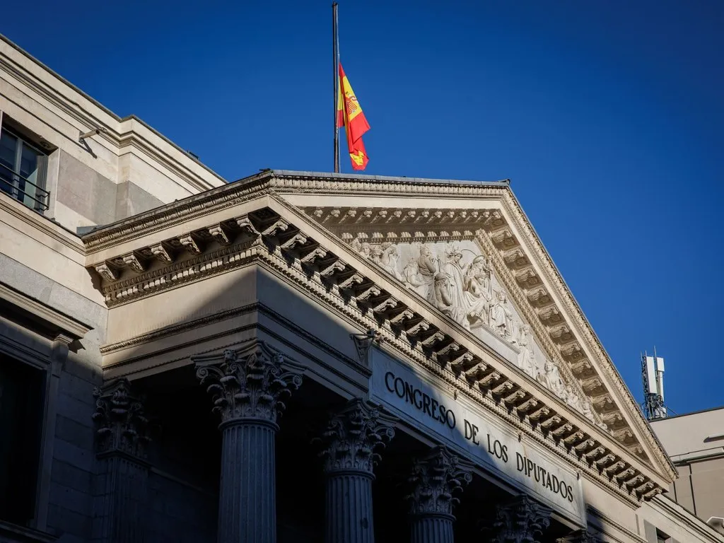 La bandera del Congreso ondea a media asta en señal de solidaridad y apoyo a las víctimas