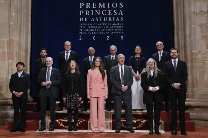 Leonor, princesa de Asturias, posa para la foto de familia durante la audiencia a los galardonados con los Premios Princesa de Asturias 2026 celebrada en la mañana de este viernes en el Hotel de la Reconquista de Oviedo. (de arriba abajo e i a d) Leo Messi, Premio de los Deportes; David Klenerman, Shankar Balasubramanian y Pascal Mayer, Premio de Investigación Científica y Técnica; Lene Krøl Andersen, directora ejecutiva de NordGen, el director ejecutivo del Crop Trust, Stefan Schmitzy el ministro de Agricultura y Alimentación de Noruega, Nils Kristen Sandtrøen (abajo,d), representantes de la Bóveda Global de Semillas de Svalbard, Premio de Cooperación Internacional; el presidente de Studio Ghibli, Kenichi Yoda,Premio de Comunicación y Humanidades; Timothy Garton Ash, Premio de Ciencias Sociales; la astronauta Christina Koch, Premio de la Concordia; el escritor británico, Julian Barnes, Premio de las Letras y Patti Smith, Premio de las Artes. EFE/ Ballesteros