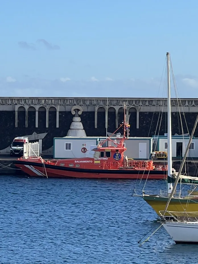 Llega a El Hierro un cayuco por sus propios medios con 61 personas
