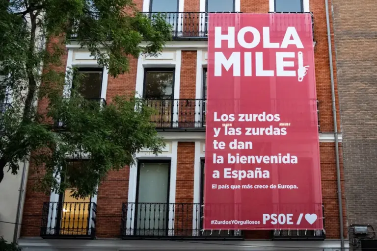 El PSOE despliega una lona en Ferraz para recibir a Milei: «Los zurdos te dan la bienvenida»