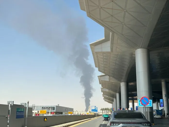 Columna de humo en el Aeropuerto de Riad