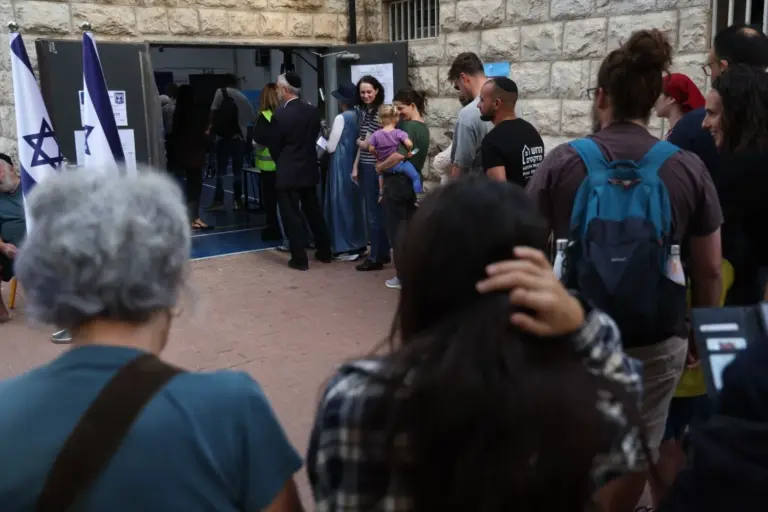 Los israelíes se movilizan en masa para votar en las elecciones: «Está en juego el futuro de mis bisnietos»