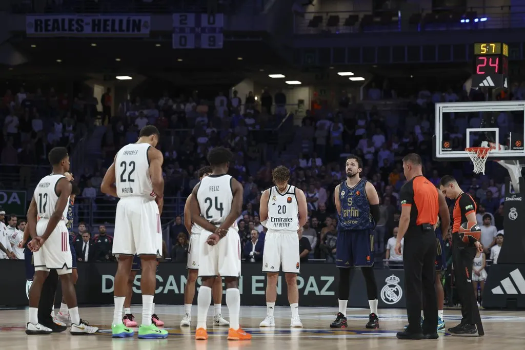 Los jugadores del Real Madrid y del Fenerbahce guardan un minuto de silencio por las víctimas del accidente