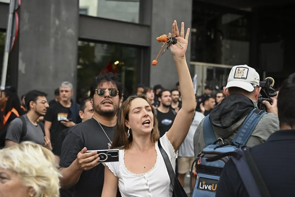 Los manifestantes regresan a la Puerta del Sol desde el Congreso de los Diputados tras la votación de los dos decretos sobre vivienda. Centenares de acampados en la Puerta del Sol en demanda de medidas para hacer frente a la crisis de la vivienda se han concentrado a las inmediaciones del Congreso de los Diputados de cara al debate y la votación de los dos decretos sobre vivienda que previsiblemente serán rechazados este viernes por la Cámara Baja. EFE/Fernando Villar