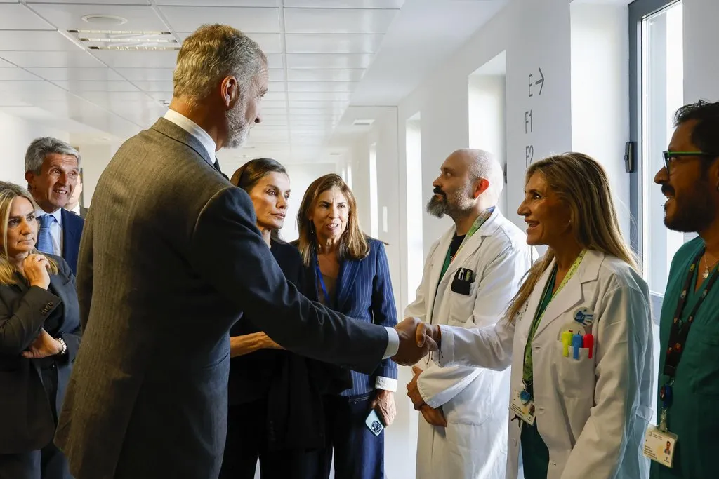 Los reyes junto a personal médico en el Hospital Universitario de Toledo