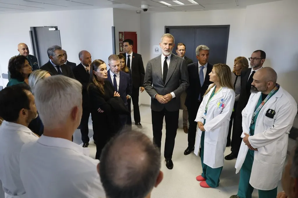 Los reyes junto a personal médico en el Hospital Universitario de Toledo este jueves, donde acudieron para visitar a los heridos