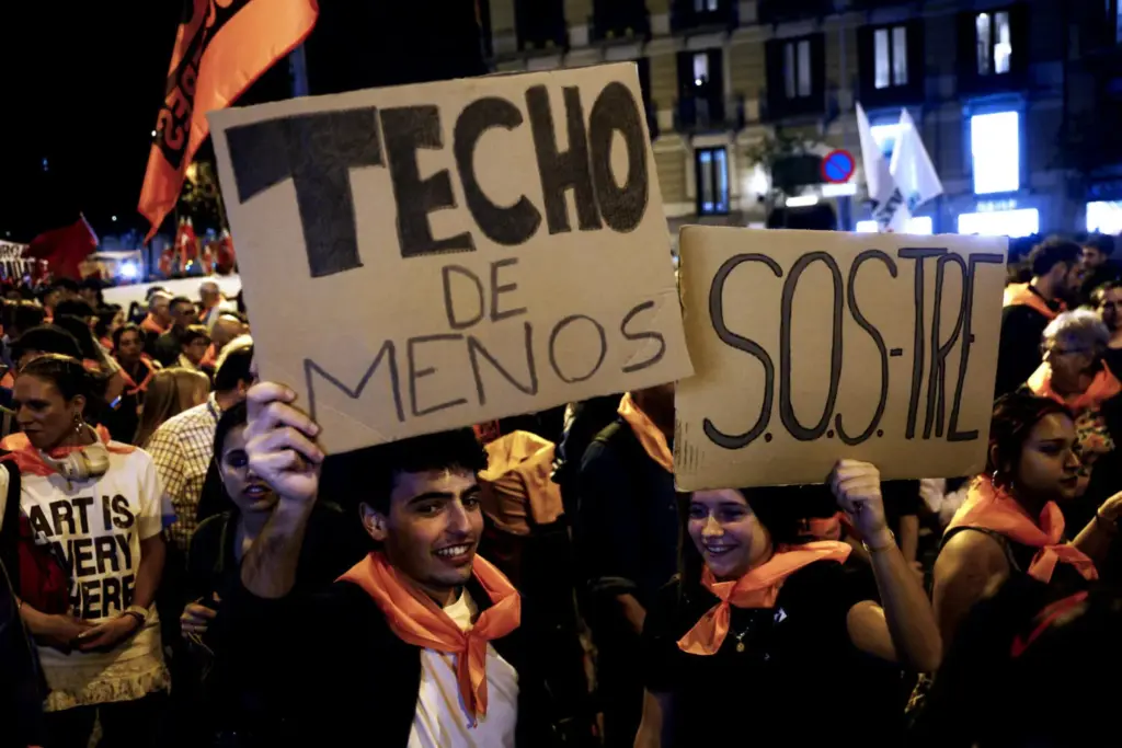 Los sindicatos y organizaciones de defensa de la vivienda, como el Sindicat de Llogateres y la PAH, participan este viernes en una nueva manifestación en el centro de Barcelona bajo el lema "Para Olga y Maricarmen: ¡El negocio de la vivienda mata!". EFE/Quique García