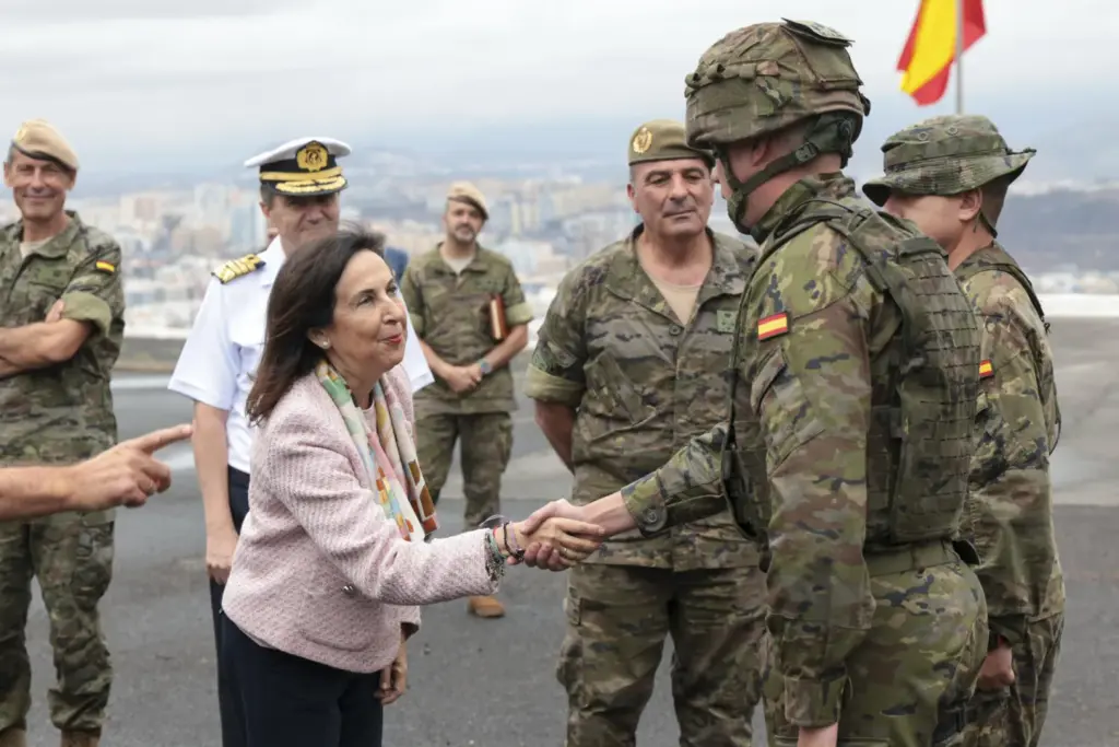 La ministra de Defensa, Margarita Robles, visita la Brigada 'Canarias' XVI' en la Base 'General Alemán Ramírez', en Las Palmas de Gran Canaria. EFE/Marco Antonio Romero/Mº de Defensa