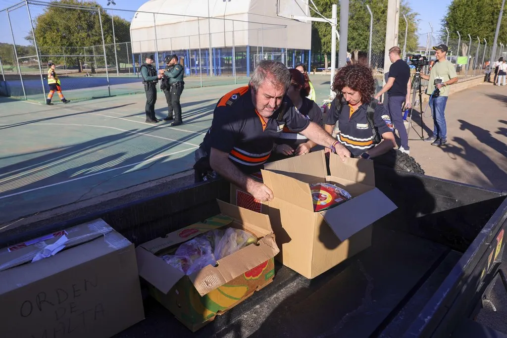 Miembros de Protección Civil descargan alimentos en el pabellón de Urda
