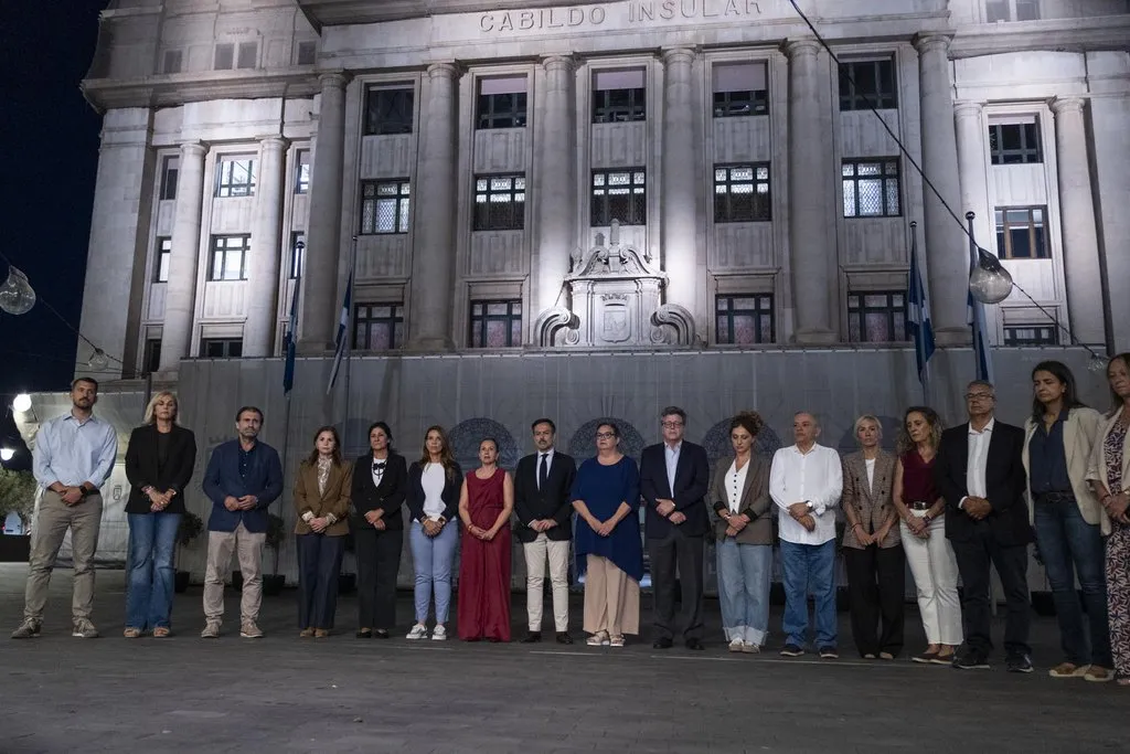 Minuto de silencio del Cabildo de Tenerife en memoria de las víctimas del accidente ferroviario en Toledo