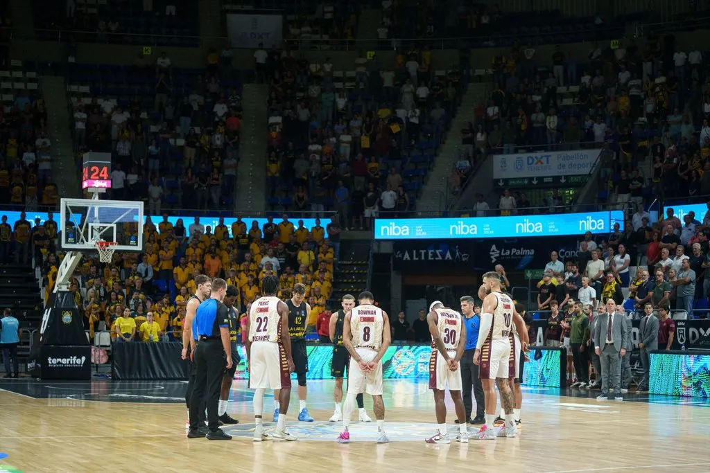 Minuto de silencio por las víctimas del accidente ferroviario en Toledo en el partido de la Eurocopa de baloncesto entre La Lagura Tenerife y Reyer de Venezia