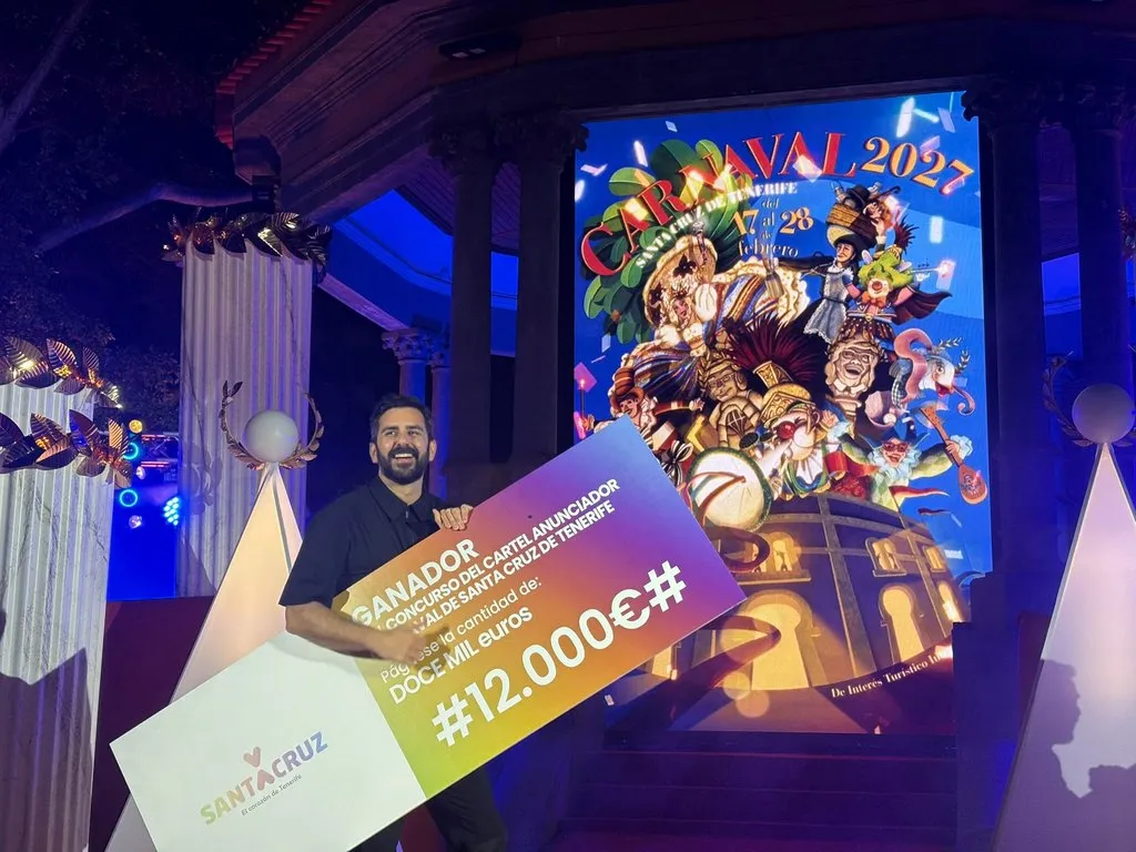 Naeme Melián recibe el premio del cartel ganador del Carnaval de Santa Cruz de Tenerife