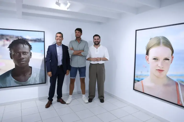 El Almacén inaugura cuatro nuevas exposiciones con obras de Madriñán, Aránega, Páez y Abramović