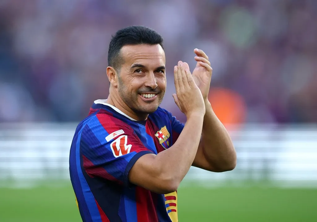 Pedro Rodríguez recibe el homenaje del Camp Nou tras anunciar su retirada
