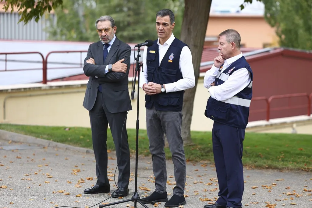 El presidente del Gobierno, Pedro Sánchez (i) y el presidente de Castilla-La Mancha, Emiliano García-Page (c) y el consejero de Sanidad castellanomanchego, Jesús Fernández Sanz, después de informar a la prensa de lo acontecido en la reunión del Centro de Coordinación Operativa Integrado (CECOPI) este jueves en Toledo. EFE/ Ismael Herrero