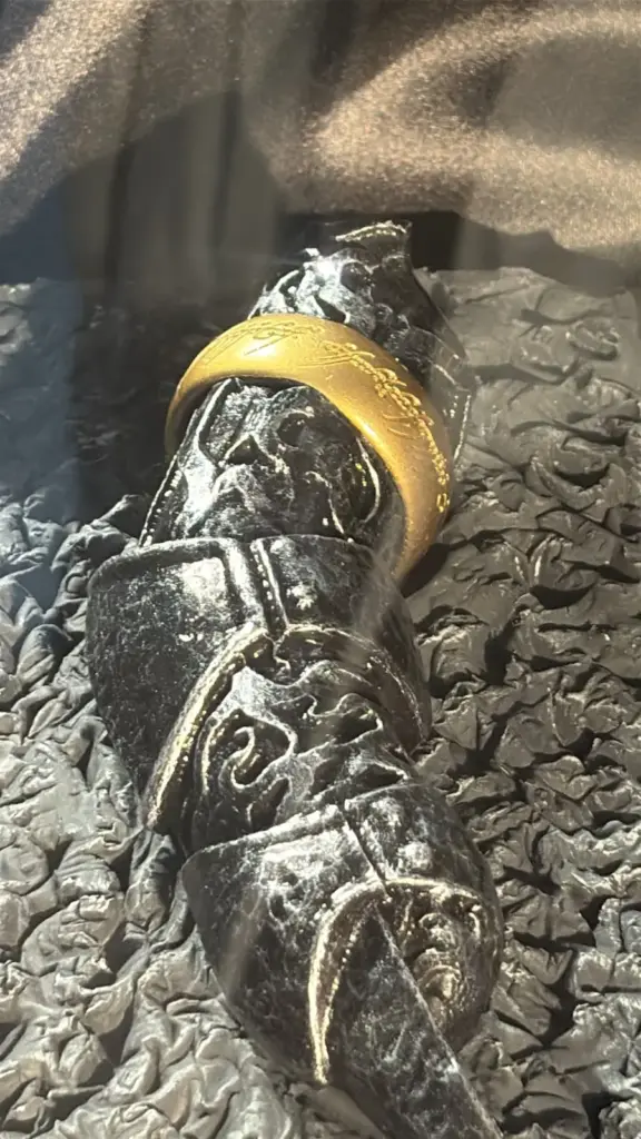 Piezas de la exposición del Señor de los Anillos en el Castillo de Mata. Foto Malole Aguilar