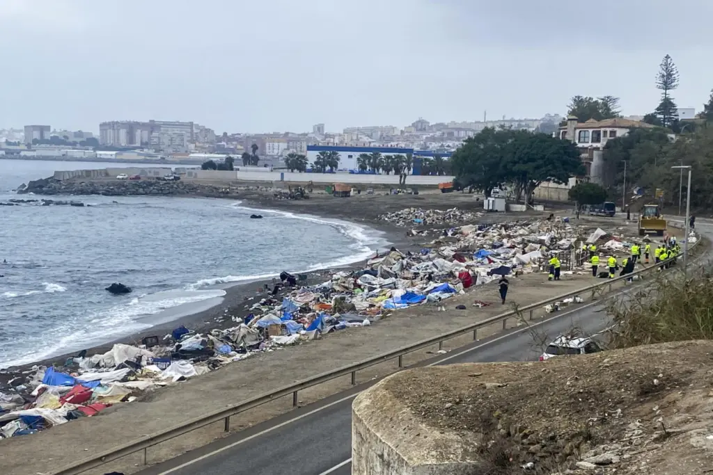 Situación de la playa del Trampolín y su entorno tras ser desalojados los migrantes. La Policía Nacional ha completado este lunes la segunda y última fase para desalojar por completo la playa del Trampolín de Ceuta, el principal asentamiento de migrantes que entraron en la ciudad a finales de julio y que permanecían viviendo en esta zona. EFE/Rafael Peña