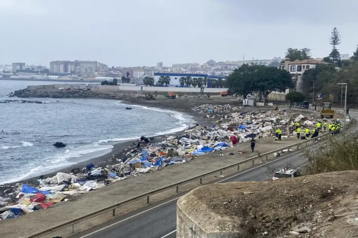 Situación de la playa del Trampolín y su entorno tras ser desalojados los migrantes. La Policía Nacional ha completado este lunes la segunda y última fase para desalojar por completo la playa del Trampolín de Ceuta, el principal asentamiento de migrantes que entraron en la ciudad a finales de julio y que permanecían viviendo en esta zona. EFE/Rafael Peña