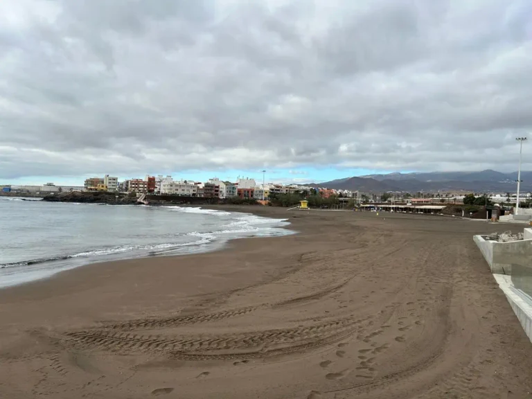 Telde cierra la playa de Melenara por altos niveles de enterococos intestinales superiores a los permitidos