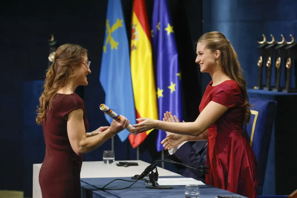 La astronauta y científica Christina Koch recibe de manos de la Princesa Leonor el Premio Princesa de Asturias de la Concordia, durante la ceremonia de entrega de los Premios Princesa de Asturias 2026 que se celebra este viernes en el Teatro Campoamor de Oviedo. EFE/ Ballesteros