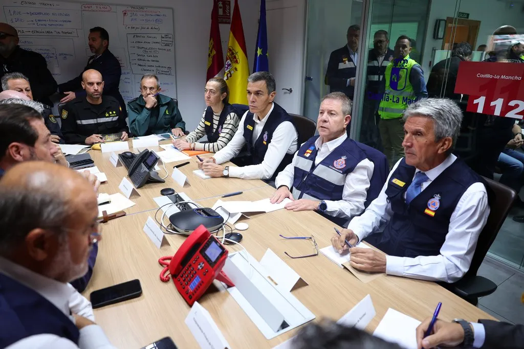 El presidente del Gobierno, Pedro Sánchez (2i), el presidente de Castilla-La Mancha, Emiliano García-Page (2d), la secretaria general de Protección Civil y Emergencias, Virginia Barcones (i), y el delegado del Gobierno en Castilla-La Mancha, José Pablo Sabrido (d), durante la reunión del Centro de Coordinación Operativa Integrado (CECOPI) este jueves en Toledo, en el primer día de luto oficial de los tres decretados por el Gobierno por el trágico accidente ferroviario de Urda. EFE/ Ismael Herrero