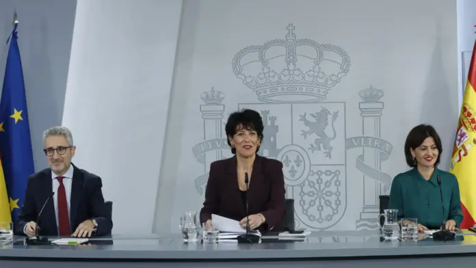 La ministra portavoz, Elma Saiz, comparece en rueda de prensa junto al ministro de Hacienda, Arcadi España, y la ministra de Juventud e Infancia, Sira Rego, este martes tras el Consejo de Ministros.-EFE/ J.J. Guillén