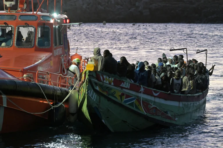 Rescatan a 90 kilómetros de El Hierro a los ocupantes de un cayuco avistado por un velero