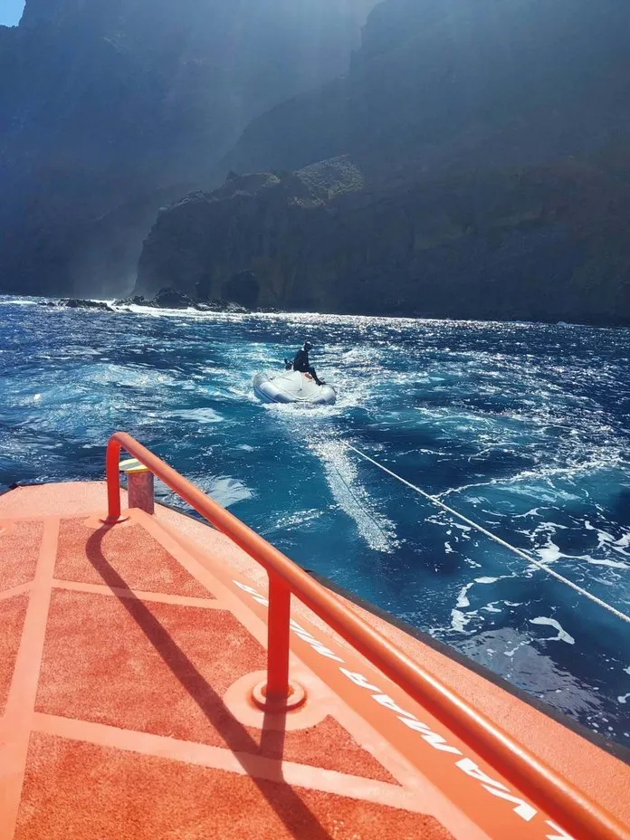 Rescatan a dos tripulantes tras volcar su embarcación en La Gomera