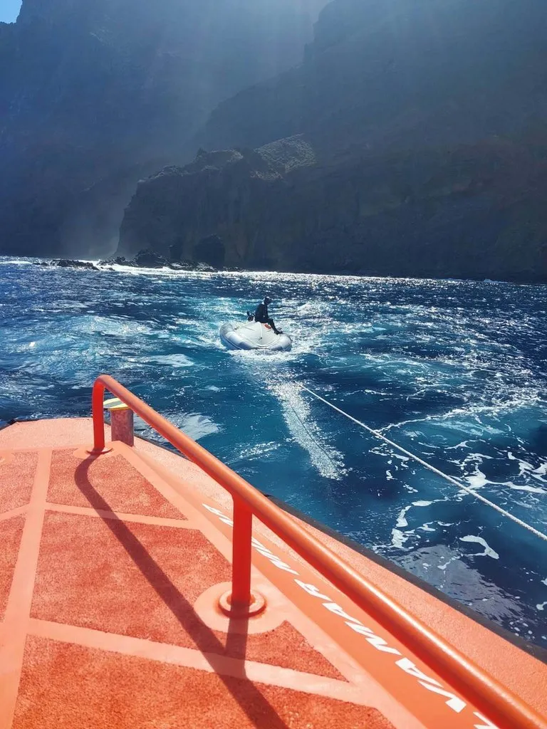 Rescatan a dos tripulantes tras volcar su embarcación en La Gomera