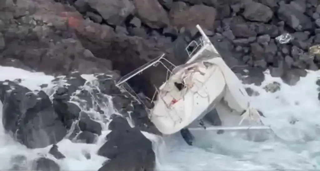 Rescatan al único ocupante de un velero varado en las rocas en Charco Manso, El Hierro