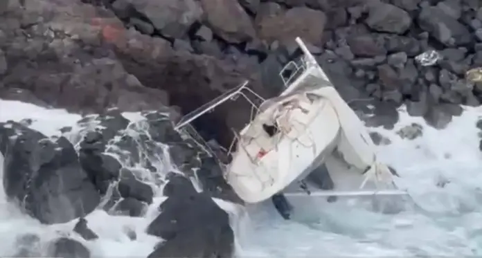 Rescatan al único ocupante de un velero varado en las rocas en Charco Manso, El Hierro