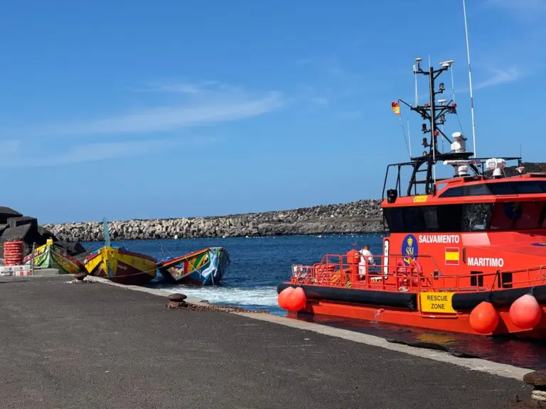 Cuatro cayucos llegados desde Gambia y Senegal dejan 566 migrantes en El Hierro