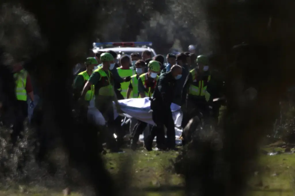 Rescate de los pasajeros de los trenes accidentados. Reuters