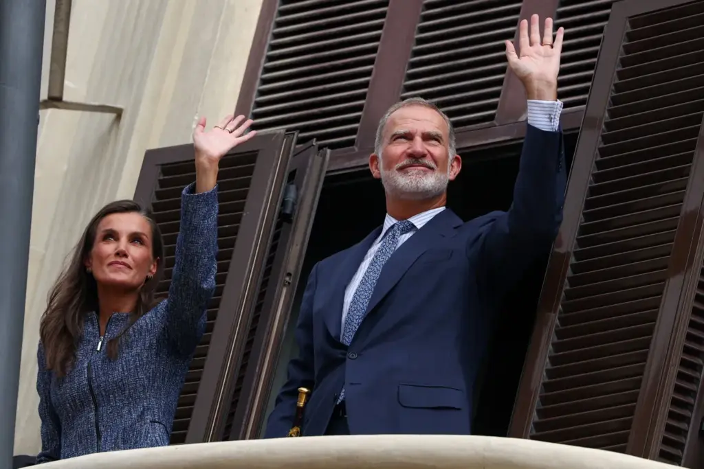 Los reyes Felipe y Letizia de España saludan a los ciudadanos desde un balcón durante su visita a Ceuta , España, el 13 de octubre de 2026. REUTERS/Pedro Nunes