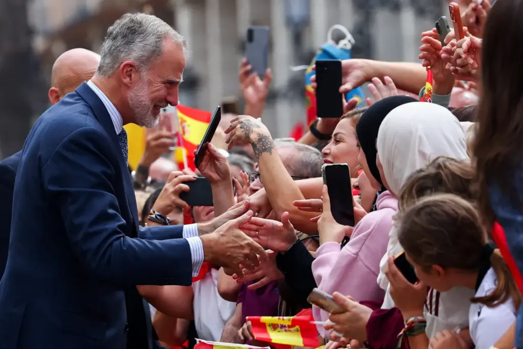El rey Felipe de España saluda a la gente a su llegada al ayuntamiento y sede del gobierno de Ceuta, en Ceuta, España, el 13 de octubre de 2026. REUTERS/Pedro Nunes